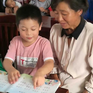 走進農(nóng)家書屋 我給媽媽讀書聽