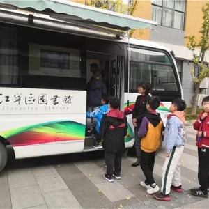 江寧區(qū)圖書館流動圖書車進校園