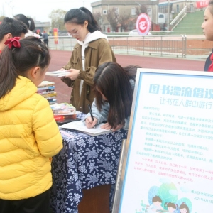 南通通州石港鎮(zhèn)：流動(dòng)農(nóng)家書(shū)屋進(jìn)校園，書(shū)香伴孩子快樂(lè)成長(zhǎng) ...