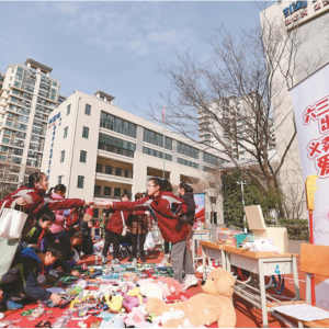 南京市秦淮區(qū)第一中心小學(xué)：三年義賣款建成一座閱讀館